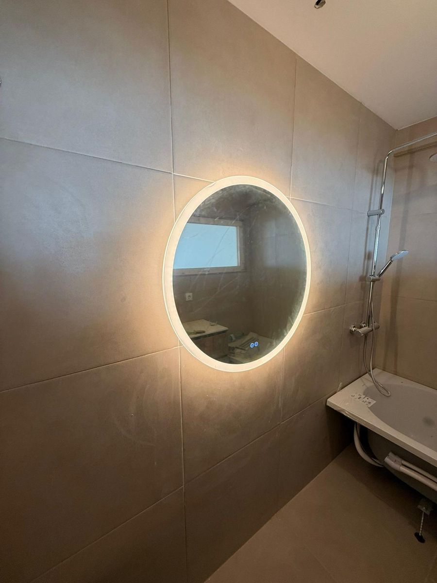 Casa de banho com espelho retroiluminado