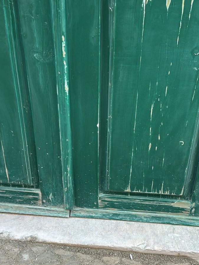 Porta de rua antes da obra